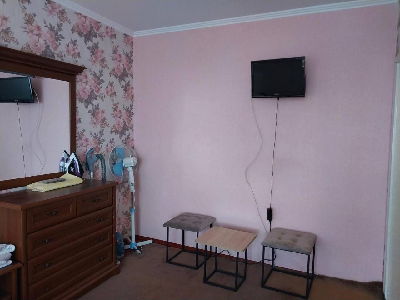 2-Х Комнатная Квартира Korosten Ngoại thất bức ảnh